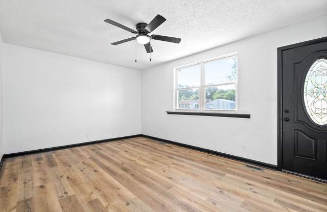 Newly Renovated 3 Bedroom Home For Rent Near Post! Gallery 3