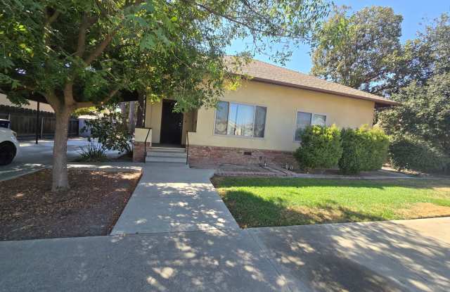 2 BR 2BA Available Now - 217 West Elm Street, Hanford, CA 93230