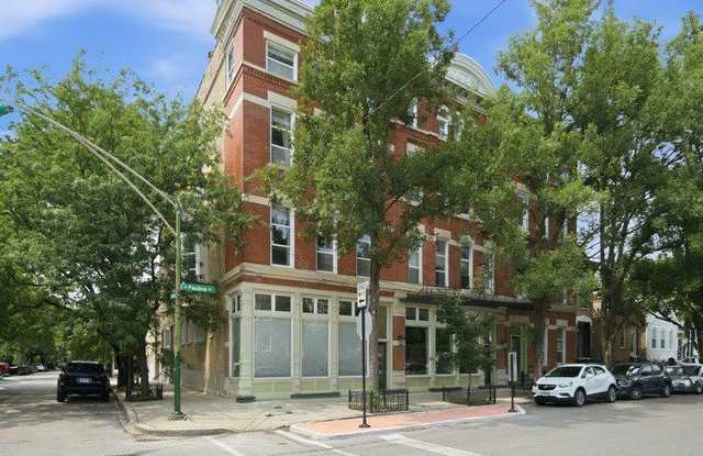 1528 N Paulina Street Gallery 1