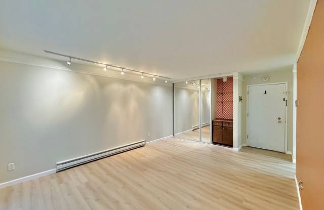 $500 OFF FIRST MONTH RENT!!! One Bedroom One Bath Condo in Watergate Complex!!! photos photos