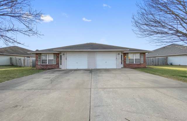3BR/2BA Home for Rent in Grain Valley, MO 64029 | Fenced Yard | Fireplace | Garage | Pet-Friendly photos photos