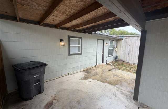 Cute 3/1 home with covered parking and large backyard Gallery 3