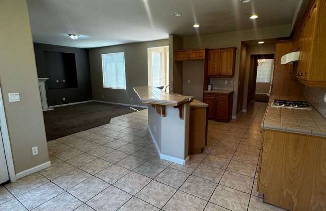 Move in special just in time for the HOIDAYS! First month Free!  Amazing 5 Bedroom House - In Quail Lakes! Gallery 4