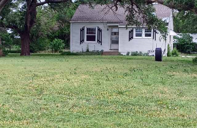 Charming 2 bedroom, 1 bath west of town in Viola (19000 W 55th St S) photos photos