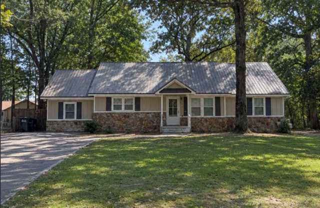 Spacious 3BR Home on Nearly an Acre in Opelika Gallery 3
