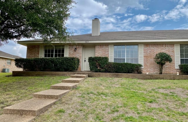 1017 Parkview Circle - 1017 Park View, Hewitt, TX 76643