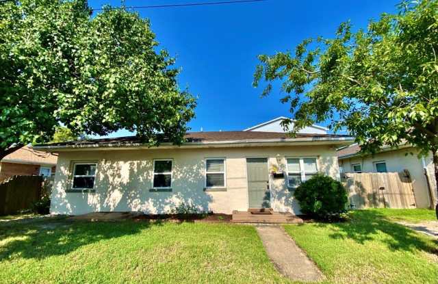 Cozy Cottage By The Sea! 3/2 Available 11-16-26! Pet Friendly - Fenced Backyard! Gallery 1