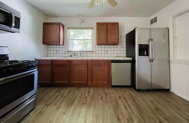 2 Bedroom Home, Fenced in Backyard + Garage! Available soon! photos photos