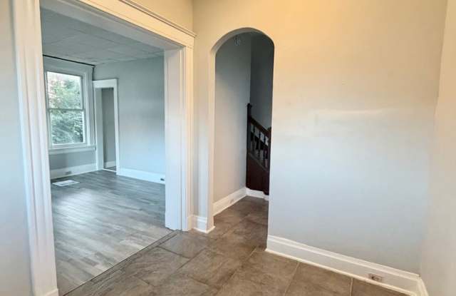 Large 5 bed home in Evanston! Available NOW!! Gallery 4