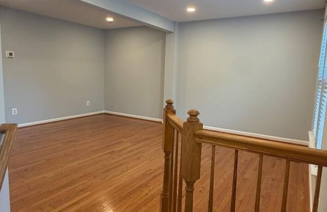 23065 POTOMAC HILL Square Gallery 3