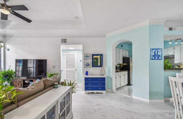 4304 BAY CLUB Circle Gallery 3