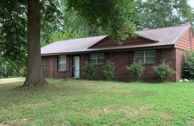 2bedroom/1bath all brick home - No HUD - 1605 West College Boulevard, Jonesboro, AR 72401