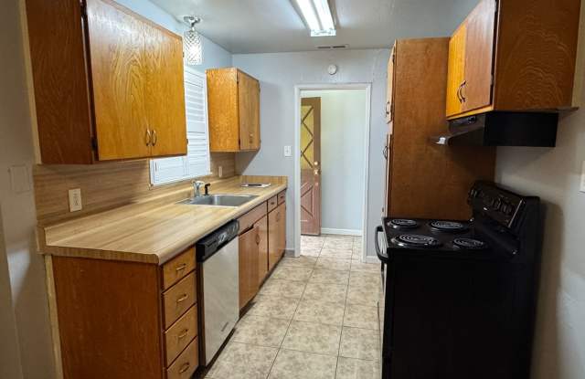 Three Bed, One Bath Home in North Stockton Gallery 4