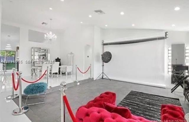 270 SE 7th St Gallery 3