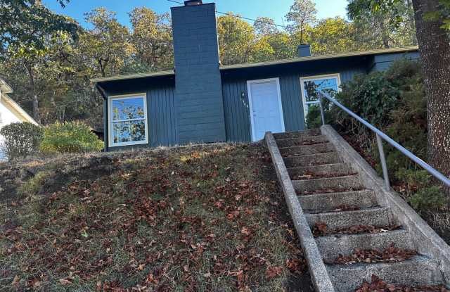 Cozy three-bedroom 1 bath house with small backyard - 1349 Northeast Brooklyn Avenue, Roseburg, OR 97470 Cozy three-bedroom 1 bath house with small backyard - 1349 Northeast Brooklyn Avenue, Roseburg, OR 97470