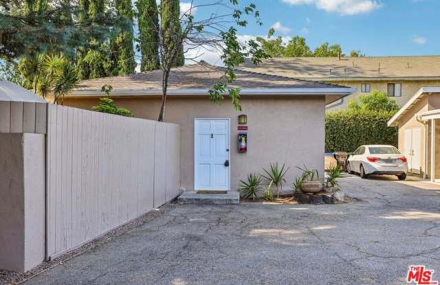6727 1/2 Orion Ave Gallery 2