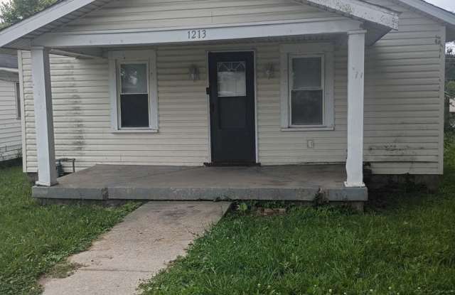 For Rent: 1213 W 17th St. 2 bedroom 1 bathroom Home! Nice porch! Nice back yard! New flooring! Washer & dryer hookups! Gallery 3