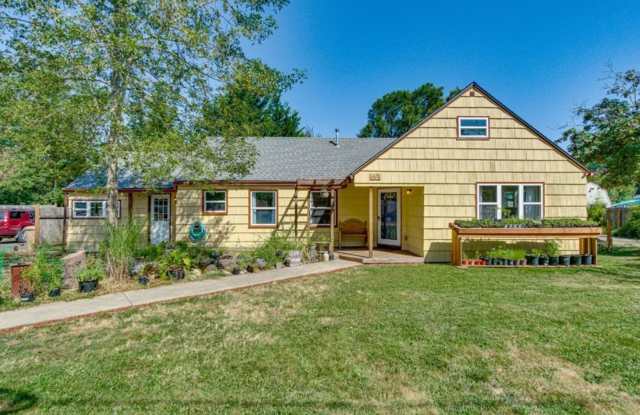 Soulful Milwaukie Farmhouse– Solar Panels, Wood Stove, and Garden Retreat 3bed 1.5 bath photos photos