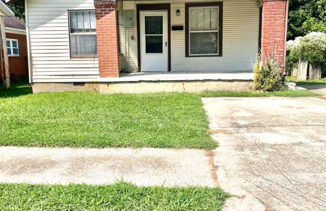 Make this house your home! 3 bedrooms/1 bathroom and plenty of space! - 708 Warner Avenue, Jonesboro, AR 72401