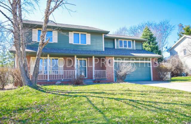 Executive 4 Bedroom Home in West Des Moines with a fenced in yard !!! photos photos