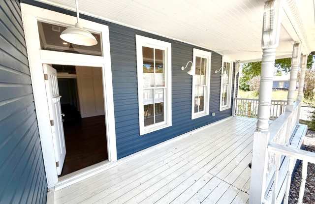 **APPLICATION RECEIVED** Jaw Dropping 4 Bedroom / 3 Bath Home Near Downtown! Gallery 4