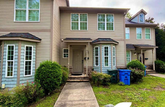AVAILABLE FOR MOVE IN TODAY! Spectacular 2Br Possible 3rd bedroom 3.5 Bath Townhouse! Gallery 3