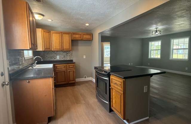 Spacious 3 Bedroom 2 Bathroom Home Available NOW! Gallery 4