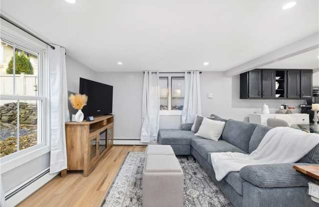 267 Green End Avenue - 267 Green End Avenue, Newport East, RI 02842