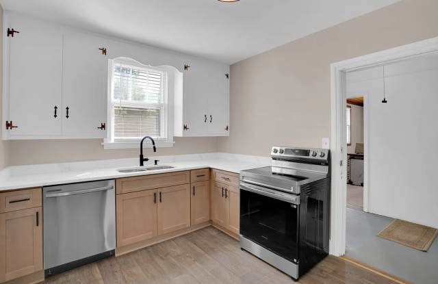 Minutes from USC! Renovated 4BR Home in Cayce Gallery 4
