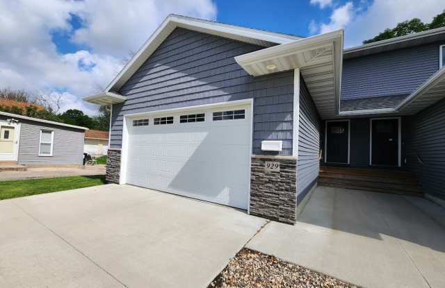 929 West 1st Street - 929 West 1st Street, Cedar Falls, IA 50613