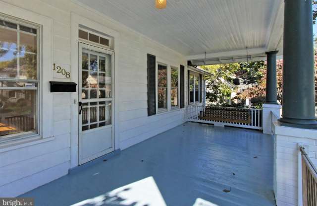 1208 OAKCREST ROAD Gallery 4
