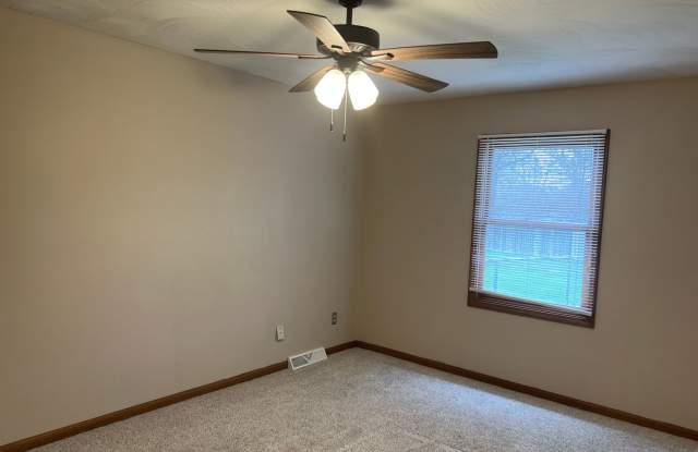 TONS OF SPACE AND STORAGE!! AVAILABLE NOW!! photos photos