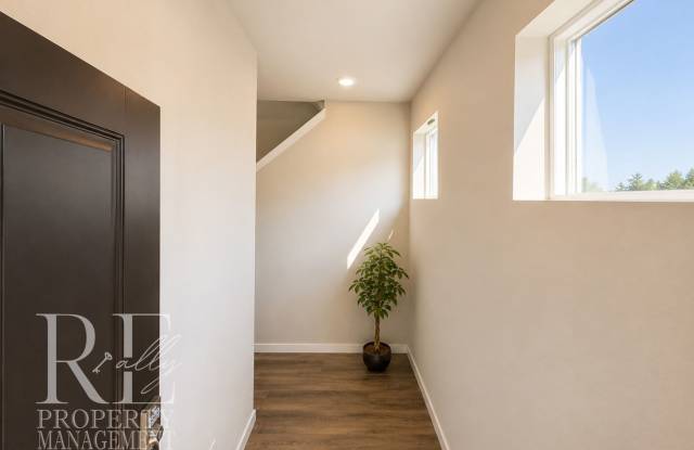 Bremerton Townhome with Mountain Views, 2-Car Garage & Light-Filled Living Gallery 3
