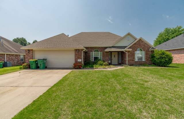 Beautiful 3-bedroom 2 bath Home in Springdale!! Fenced Yard!! Gallery 1