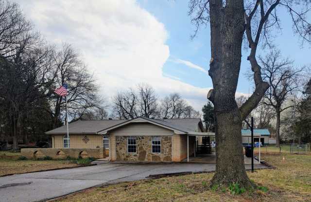 Spacious Noble Home with Open-Concept Kitchen, Storm Shelter  Workshop Space! photos photos