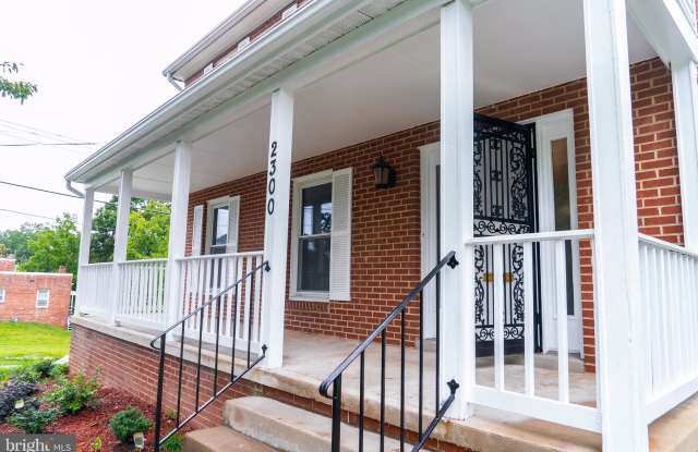 2300 IRVING STREET SE Gallery 2