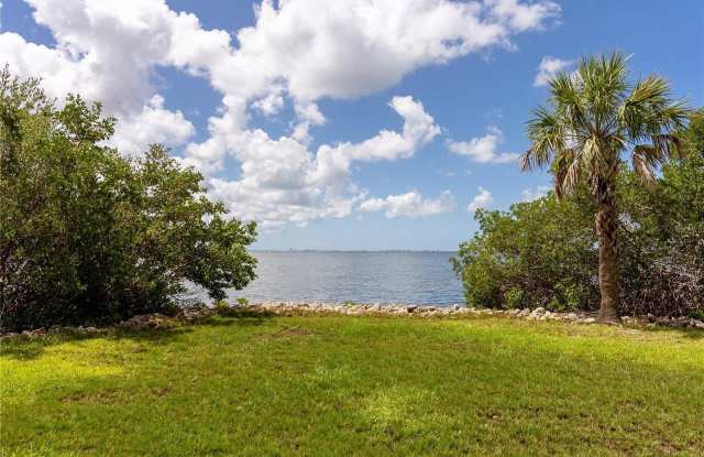 2424 BAY Drive Gallery 3