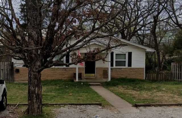 Charming 4 bedroom, 2 bathroom home located in Fayetteville, AR photos photos