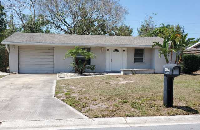 CHARMING 2 BEDROOM 2 BATHROOM + LARGE SUNROOM SINGLE FAMILY HOME WITH A ONE CAR GARAGE LOCATED IN THE HEART OF SARASOTA! Gallery 3
