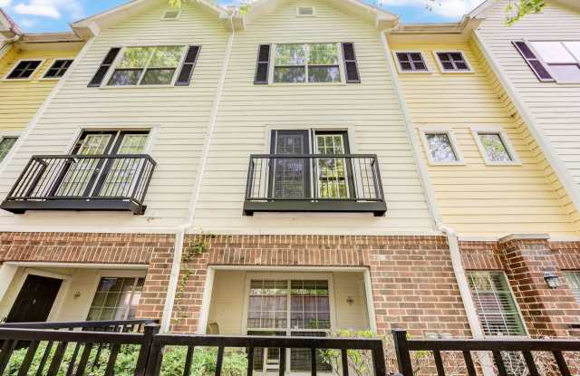 Home in a gated community with no back neighbors - 9200 Westheimer Road, Houston, TX 77063