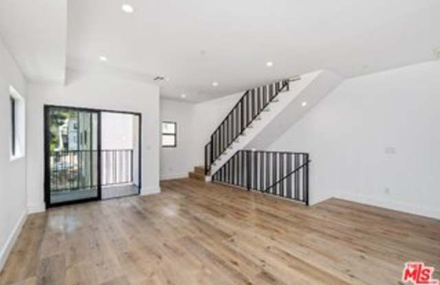 5806 Kester Avenue Gallery 3