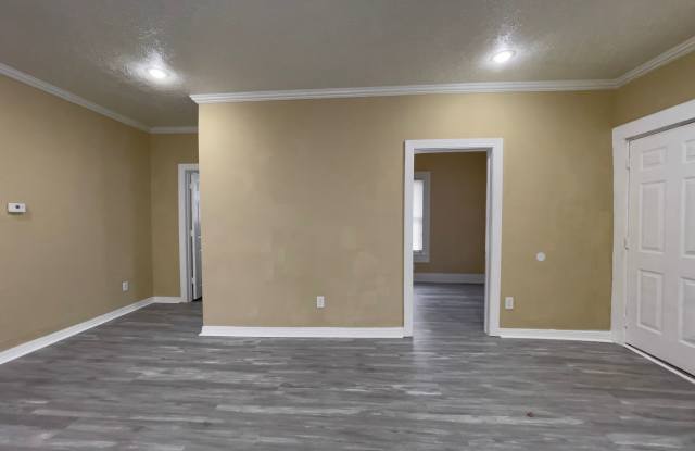 For Rent: 722 S Hackley St: 2 Bedroom 2 Bathroom Home! W/D Hookups! Enclosed Front Porch! Gallery 3