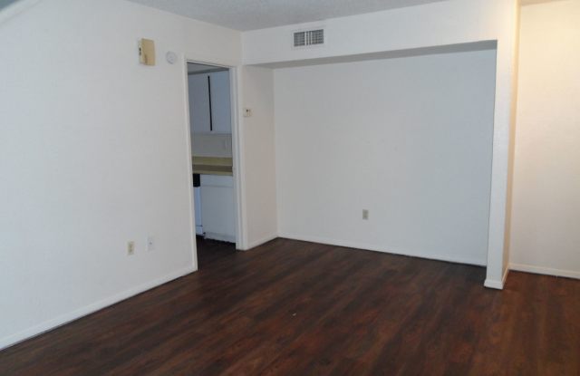 College Station -2 bedroom /1.5 bath Townhome-Style Fourplex on TAMU Shuttle Route! Gallery 4