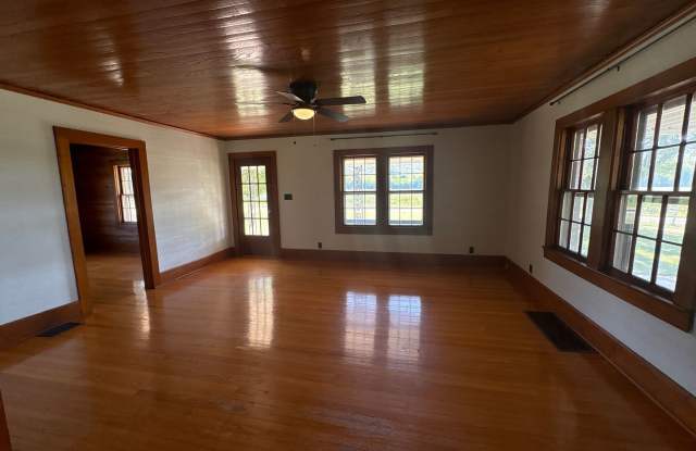 Country Farmhouse with Beautiful Mountain Views! Gallery 4