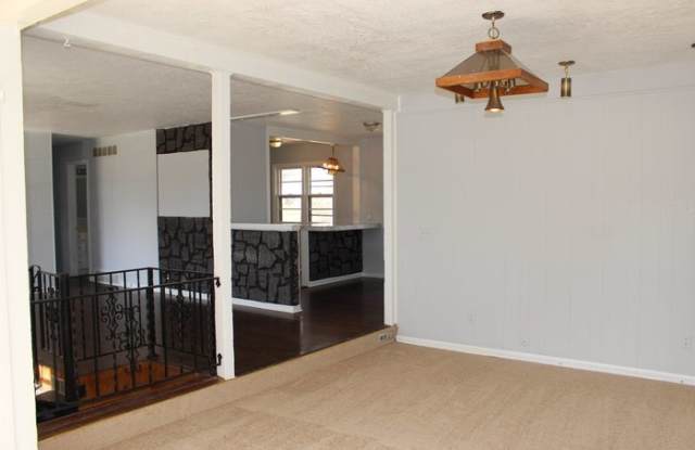 6410 Roswell Avenue Gallery 2