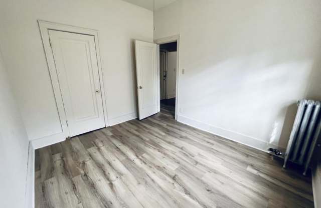 1100 West Roscoe photos photos