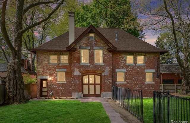 1089 1/2 Iroquois Street - 1089 Iroquois Avenue, Detroit, MI 48214