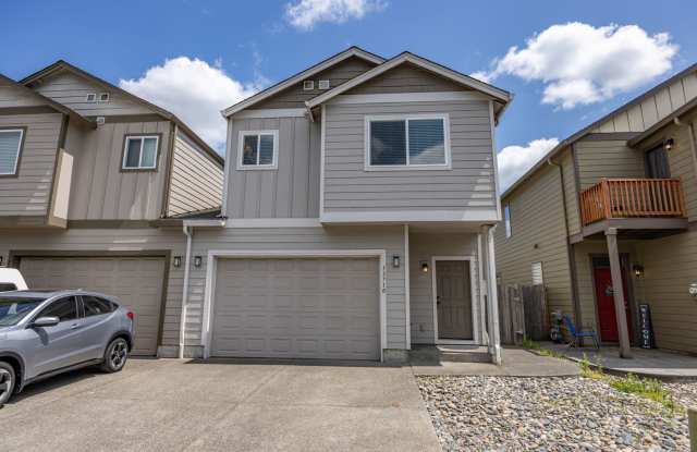 Three bedr townhouse in Orchards with AC. - New carpet and paint Gallery 1