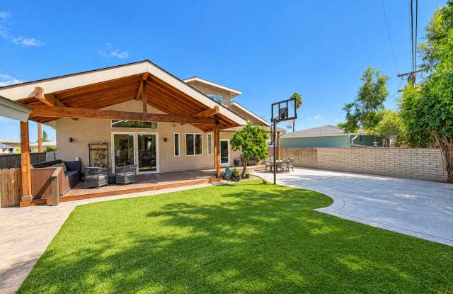MASSIVE & FURNISHED 6 Bed, 5.5 Bath Home Near SDSU – Game Room & Spacious Backyard! Gallery 3