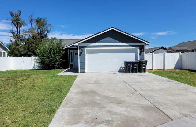 House with Garage photos photos